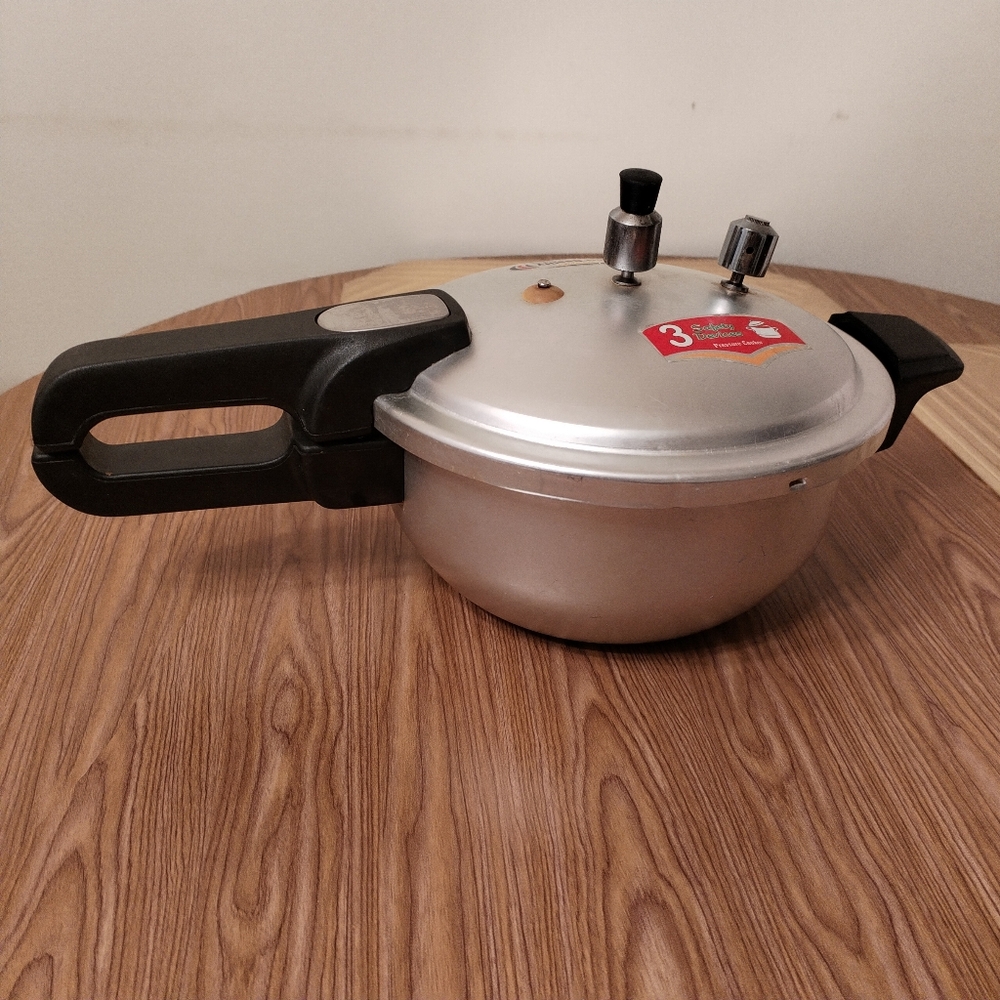 4 Qt Aluminum Pressure Cooker with Safety Valve & Locking Lid heavy duty